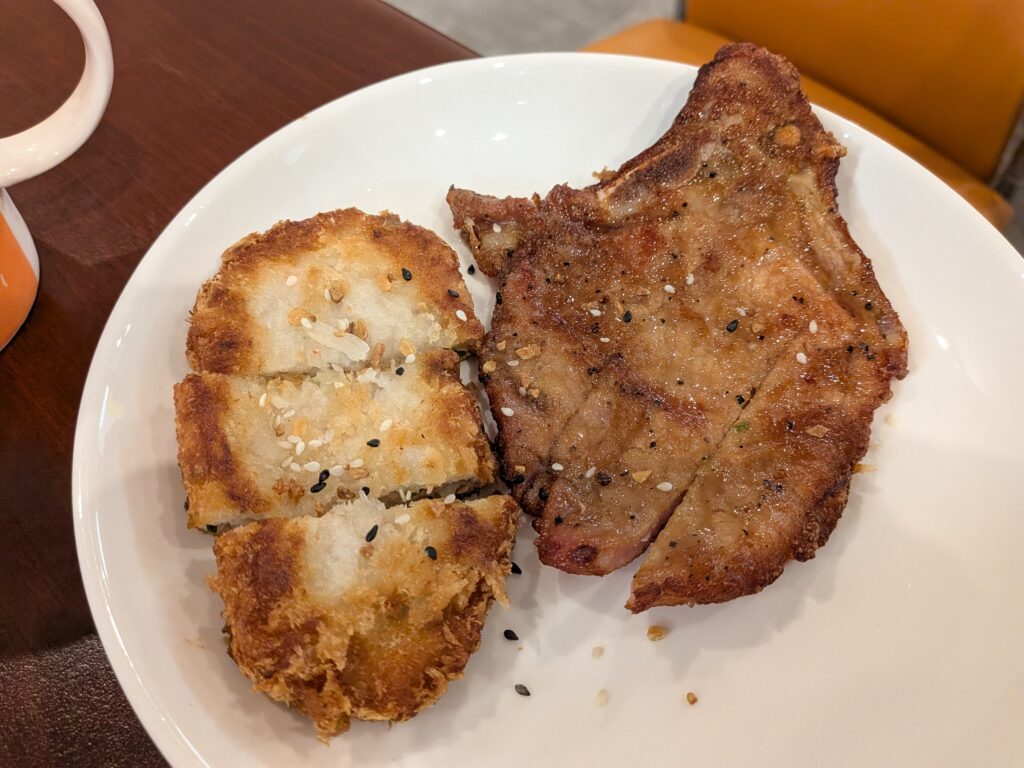 【嘉義西區美食】饗站煲湯:228元起佛心自助吧吃到飽!像媽媽翻冰箱的驚喜家常菜與超暖心服務 饗站煲湯的鐵路豬排拚花枝排