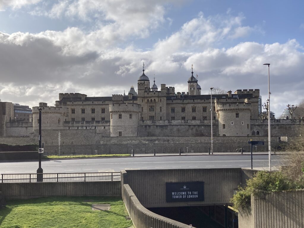 【英國倫敦景點】倫敦塔:皇家珠寶、血腥塔與衛兵,週二免排隊散策 地鐵站一走出來看到的倫敦塔