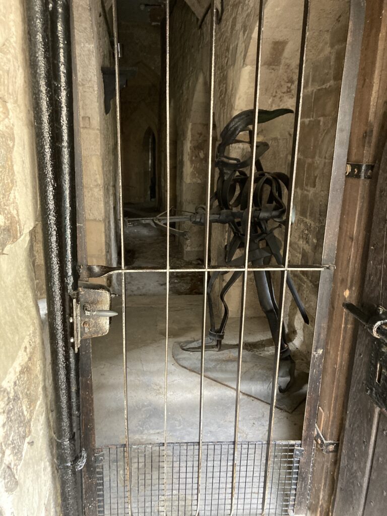 【英國倫敦景點】倫敦塔:皇家珠寶、血腥塔與衛兵,週二免排隊散策 倫敦塔中隨處可見的十字弓哨兵