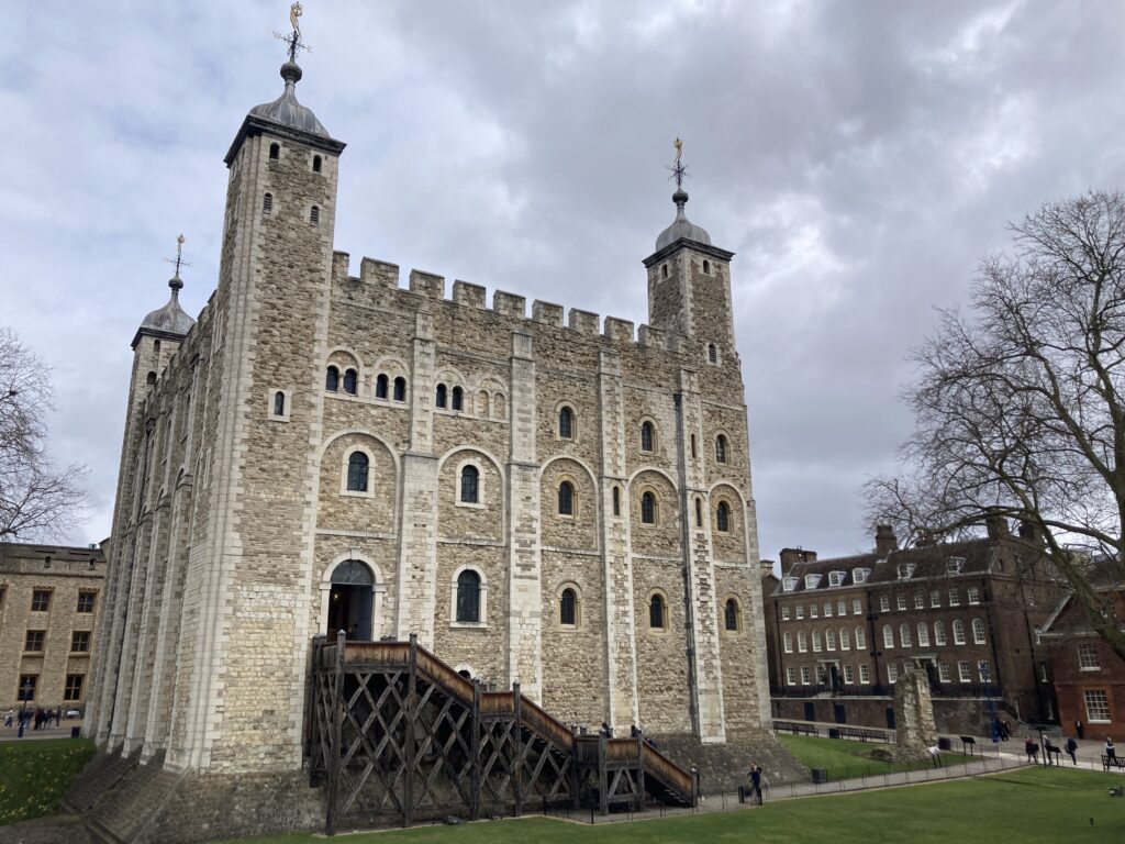 【英國倫敦景點】倫敦塔:皇家珠寶、血腥塔與衛兵,週二免排隊散策 倫敦塔的Whilte Tower