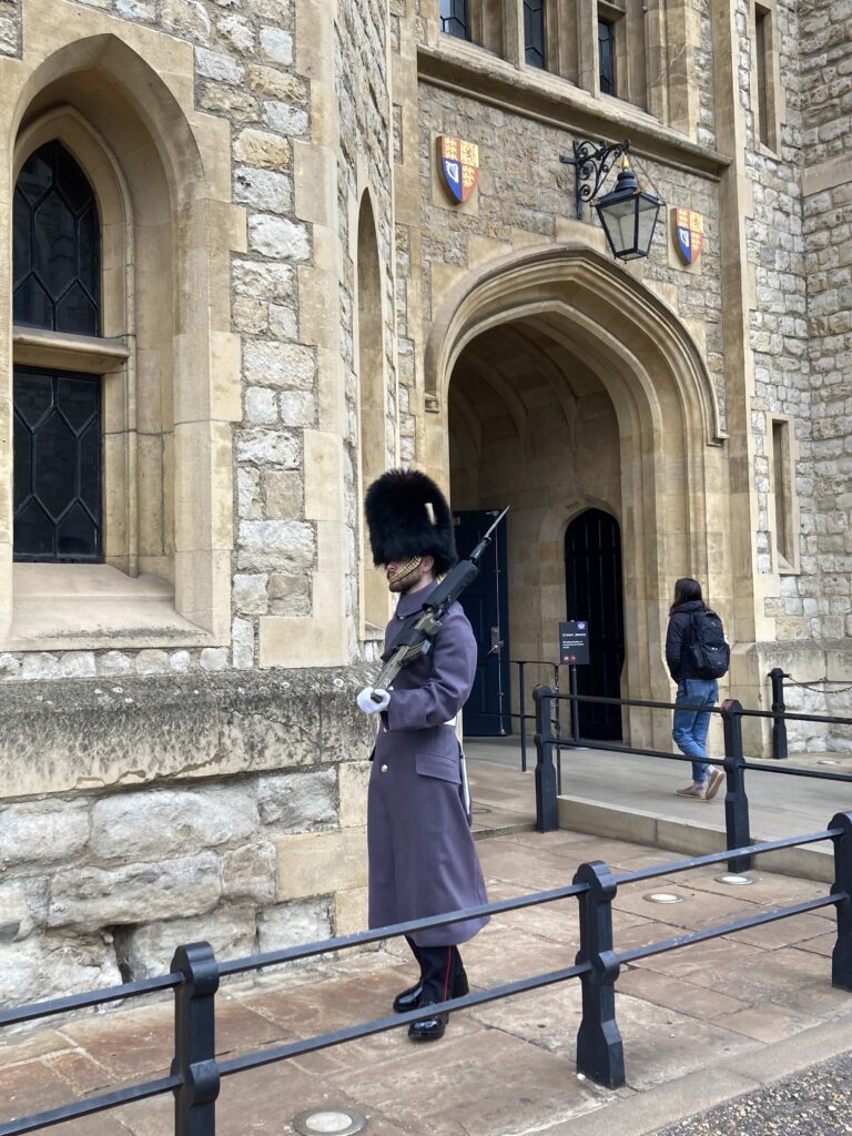 【英國倫敦景點】倫敦塔:皇家珠寶、血腥塔與衛兵,週二免排隊散策 倫敦塔站崗的皇家衛兵