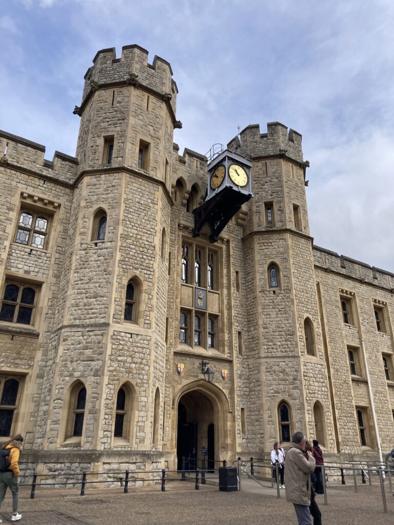 【英國倫敦景點】倫敦塔:皇家珠寶、血腥塔與衛兵,週二免排隊散策 倫敦塔的皇家珠寶館建築全景
