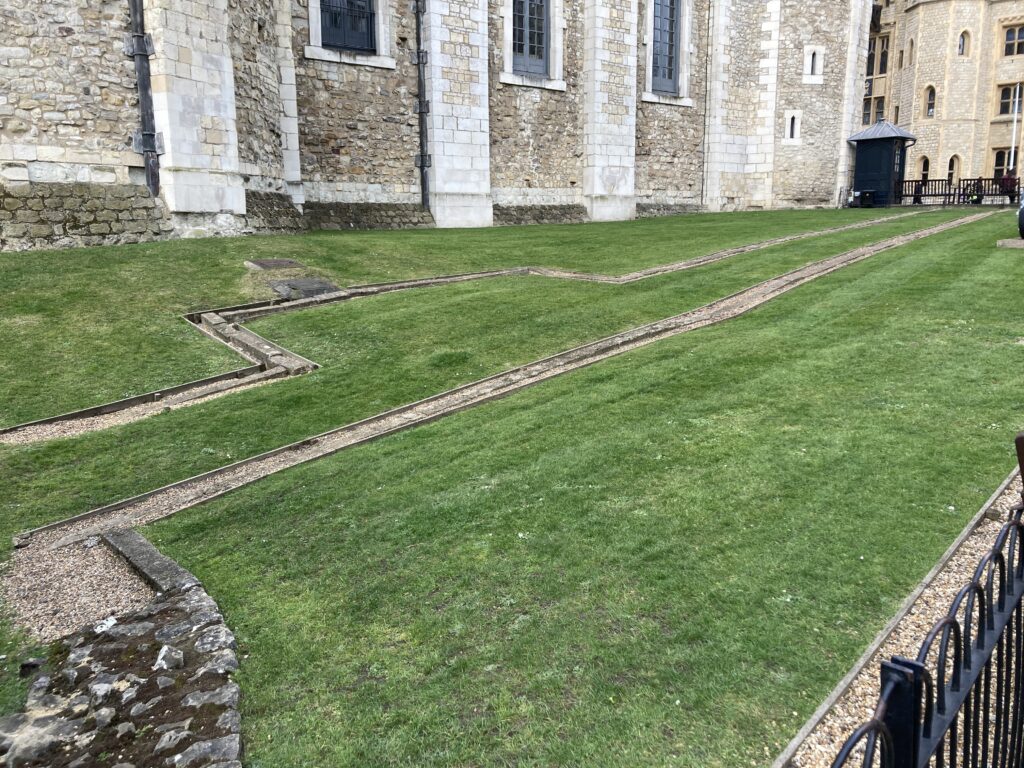 【英國倫敦景點】倫敦塔:皇家珠寶、血腥塔與衛兵,週二免排隊散策 倫敦塔中的冷藏庫門地基遺跡