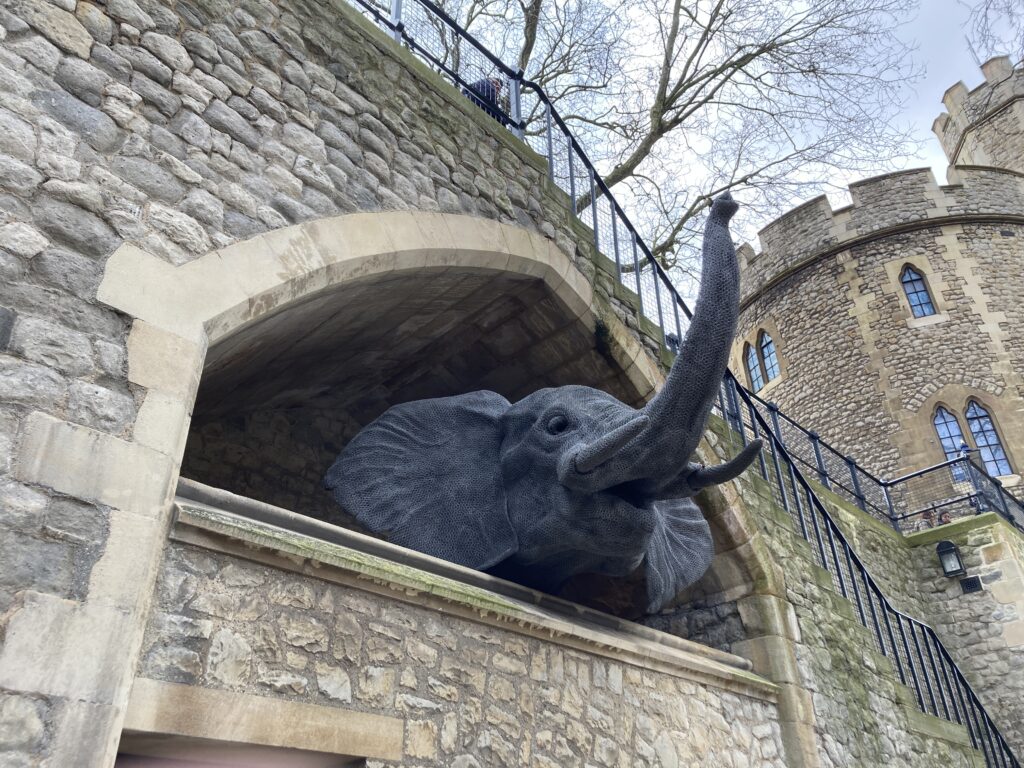 【英國倫敦景點】倫敦塔:皇家珠寶、血腥塔與衛兵,週二免排隊散策 倫敦塔中的鋼鐵巨象