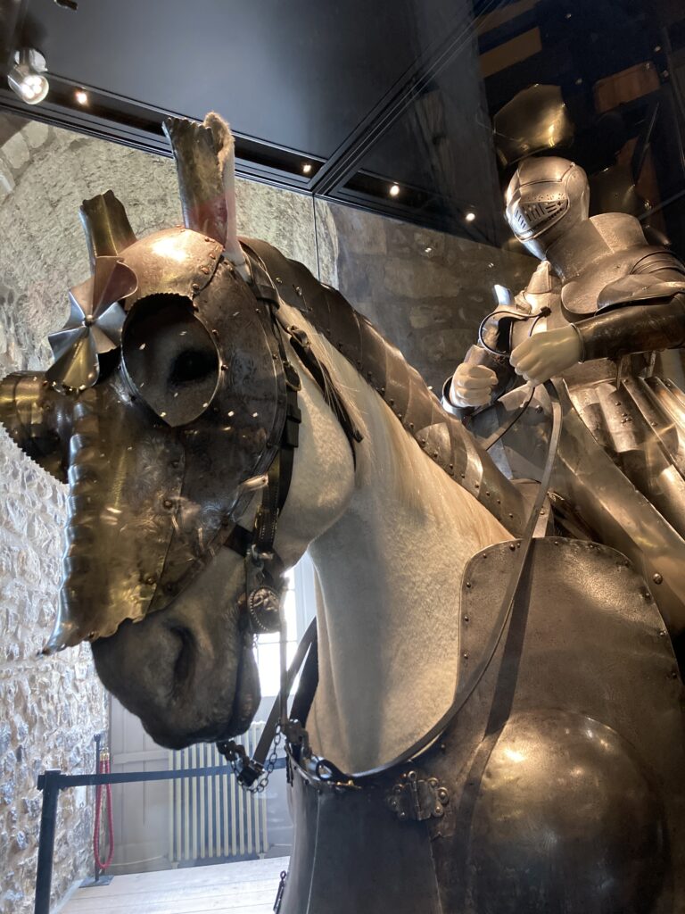 【英國倫敦景點】倫敦塔:皇家珠寶、血腥塔與衛兵,週二免排隊散策 倫敦塔亨利八世的銀裝甲近照