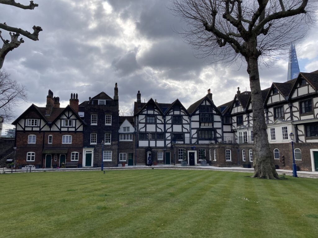 【英國倫敦景點】倫敦塔:皇家珠寶、血腥塔與衛兵,週二免排隊散策 倫敦塔中的Tower Green
