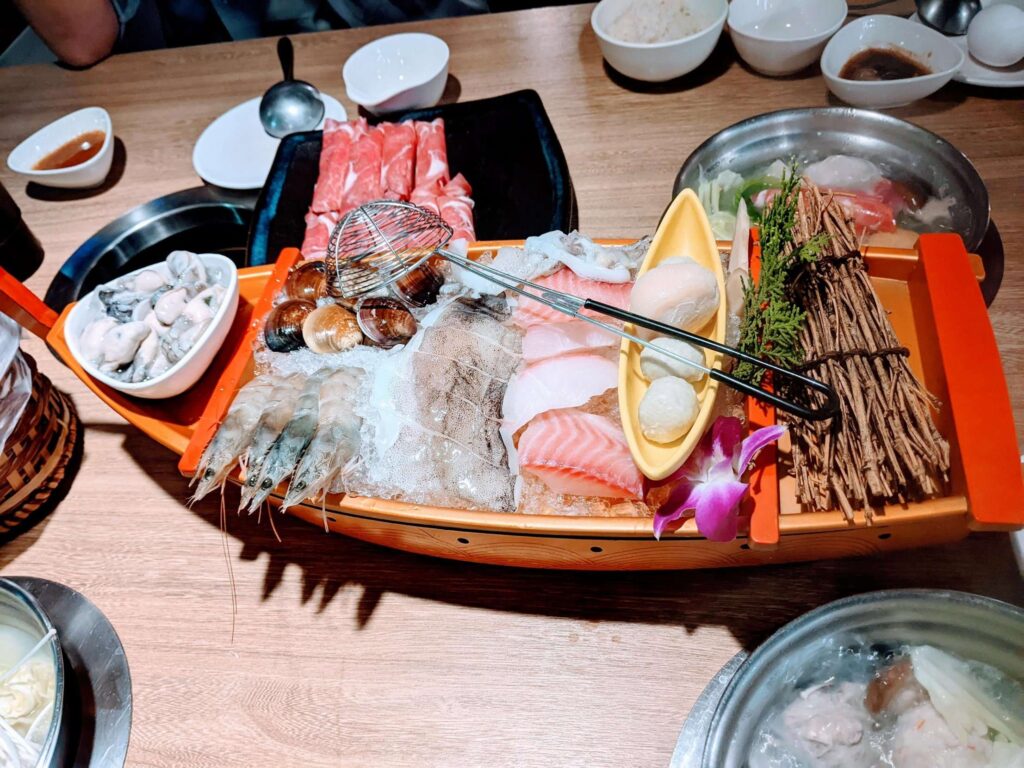 立川黃金鍋的海鮮總匯船