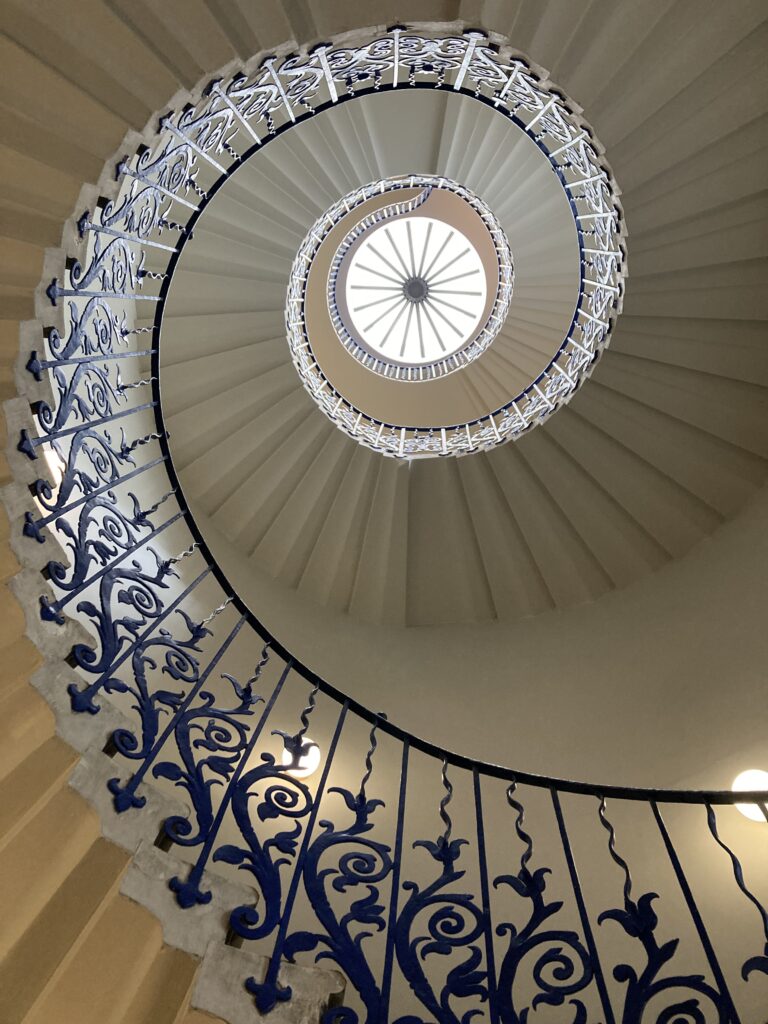 王后宮中的鬱金香樓梯 Tulip Stairs