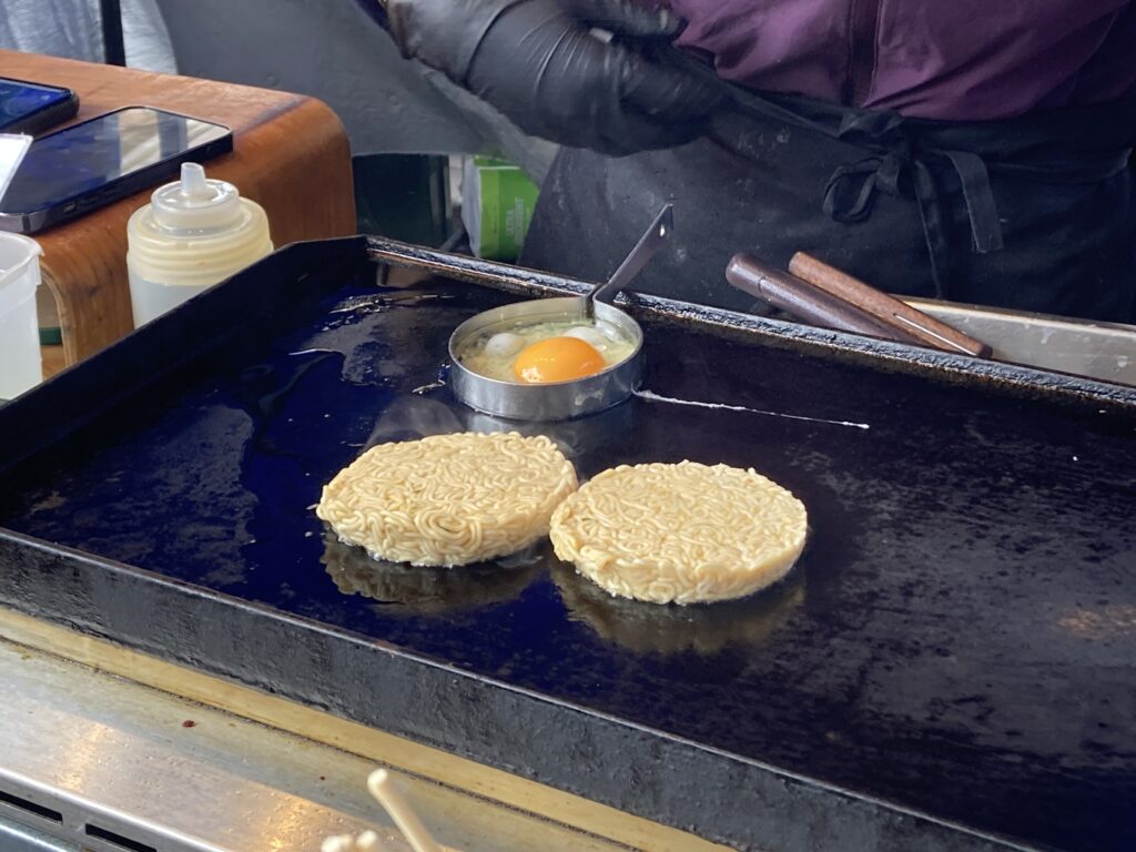 格林威治市集的拉麵漢堡製作過程