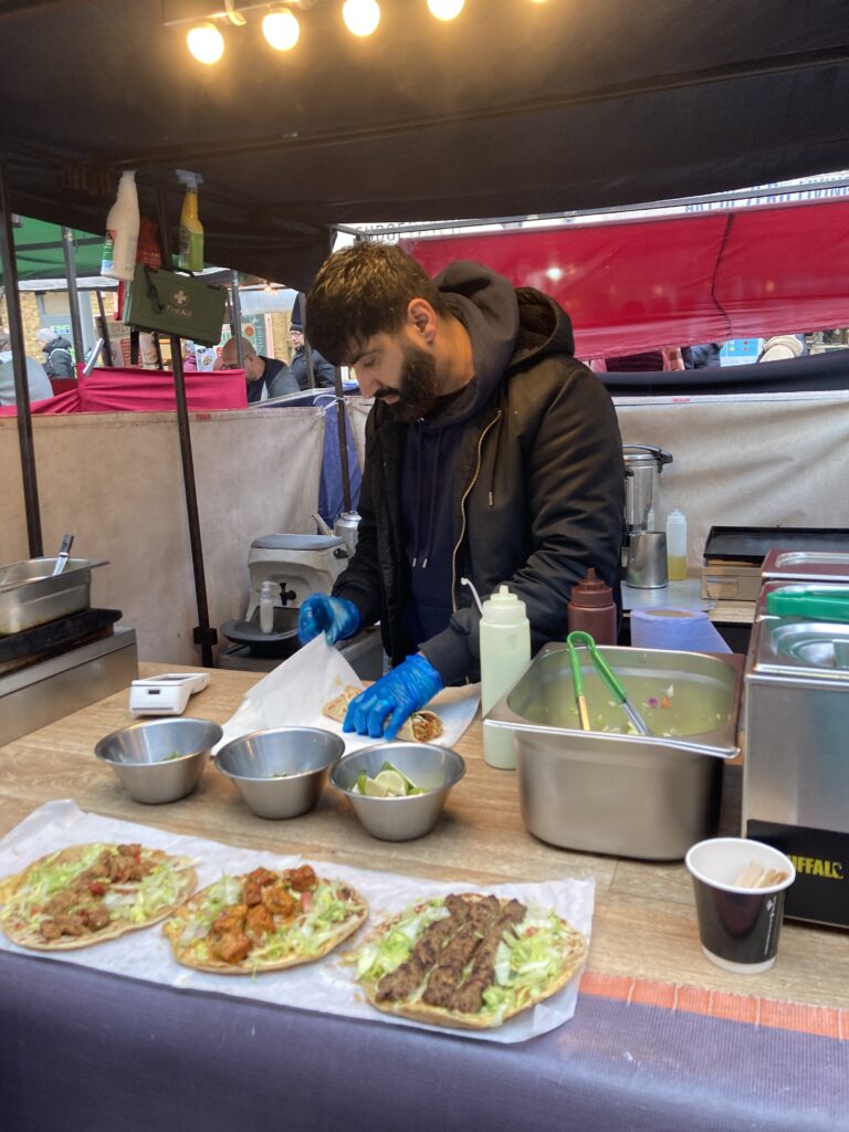 格林威治市集中製作雞肉卷的年輕老闆