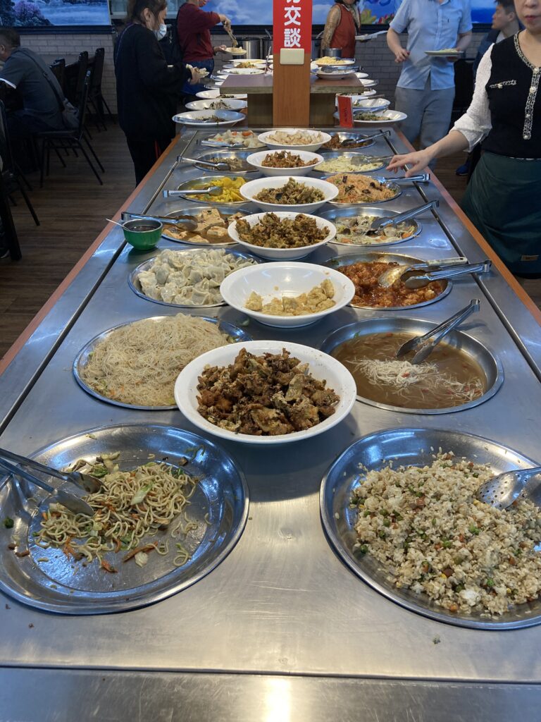玉善房新時代全素自助餐的長形取餐台與多樣主食/炸物特寫