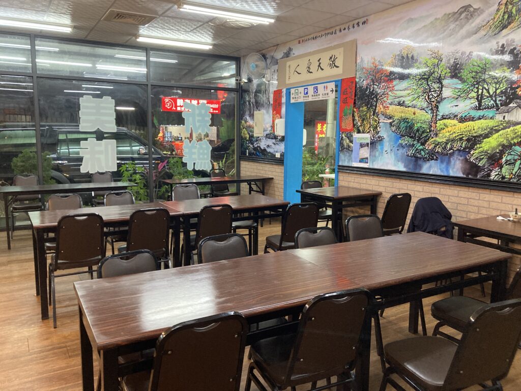玉善房新時代全素自助餐明亮寬敞的室內用餐區