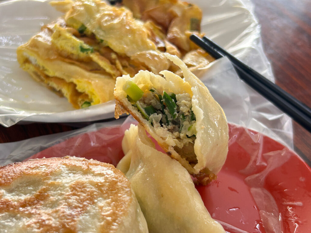 二吉軒豆漿斗六總店的巨無霸煎餃內餡特寫