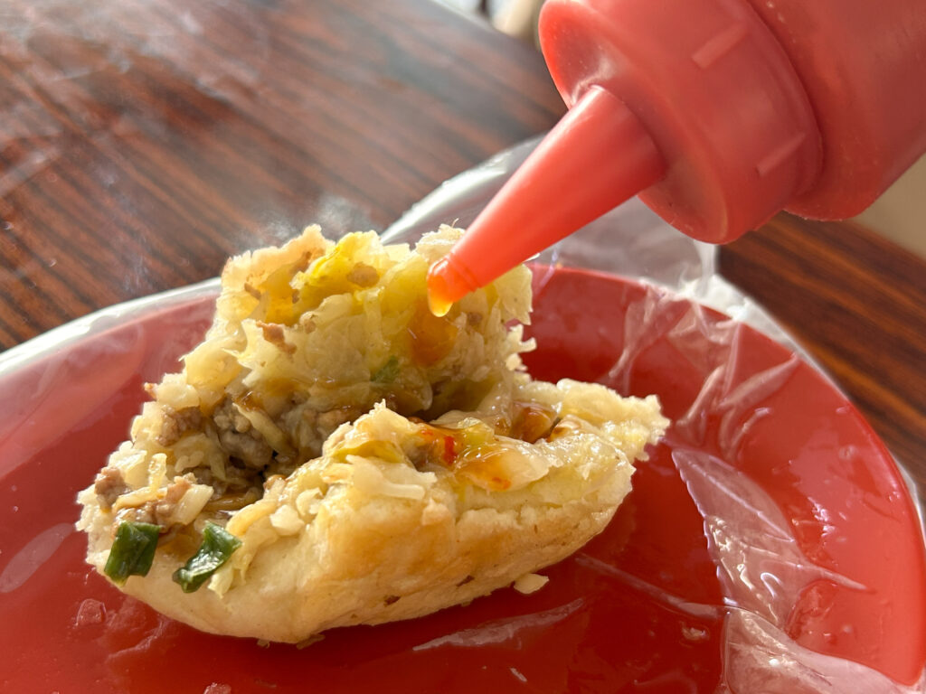 二吉軒豆漿斗六總店的霸氣水煎包加甜辣醬才好吃