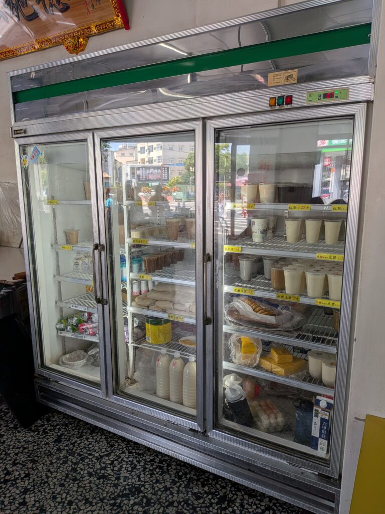 二吉軒豆漿斗六總店的飲品櫃