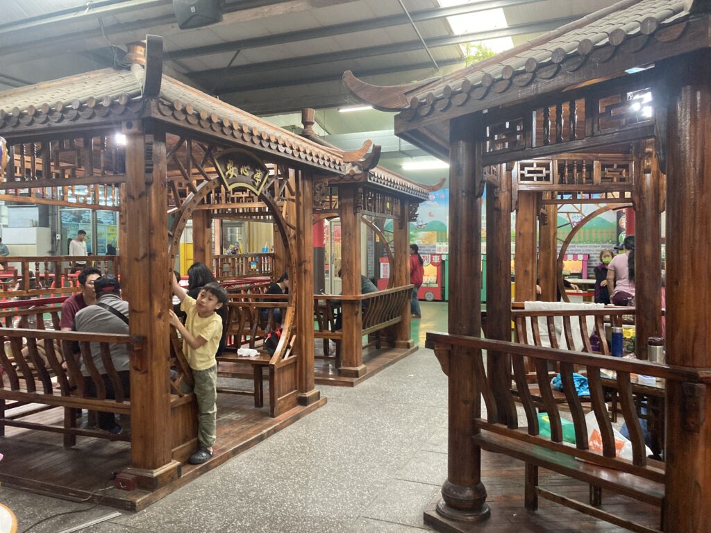 白人牙膏觀光工廠的涼亭休息區全景
