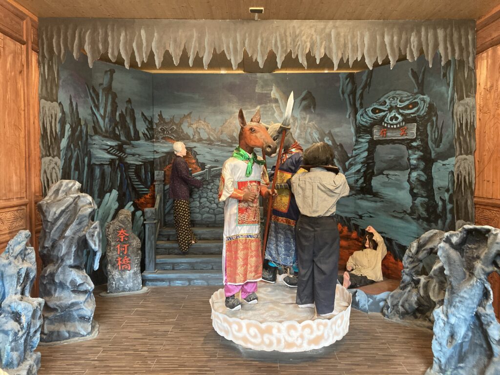 白人牙膏觀光工廠的奈何橋場景