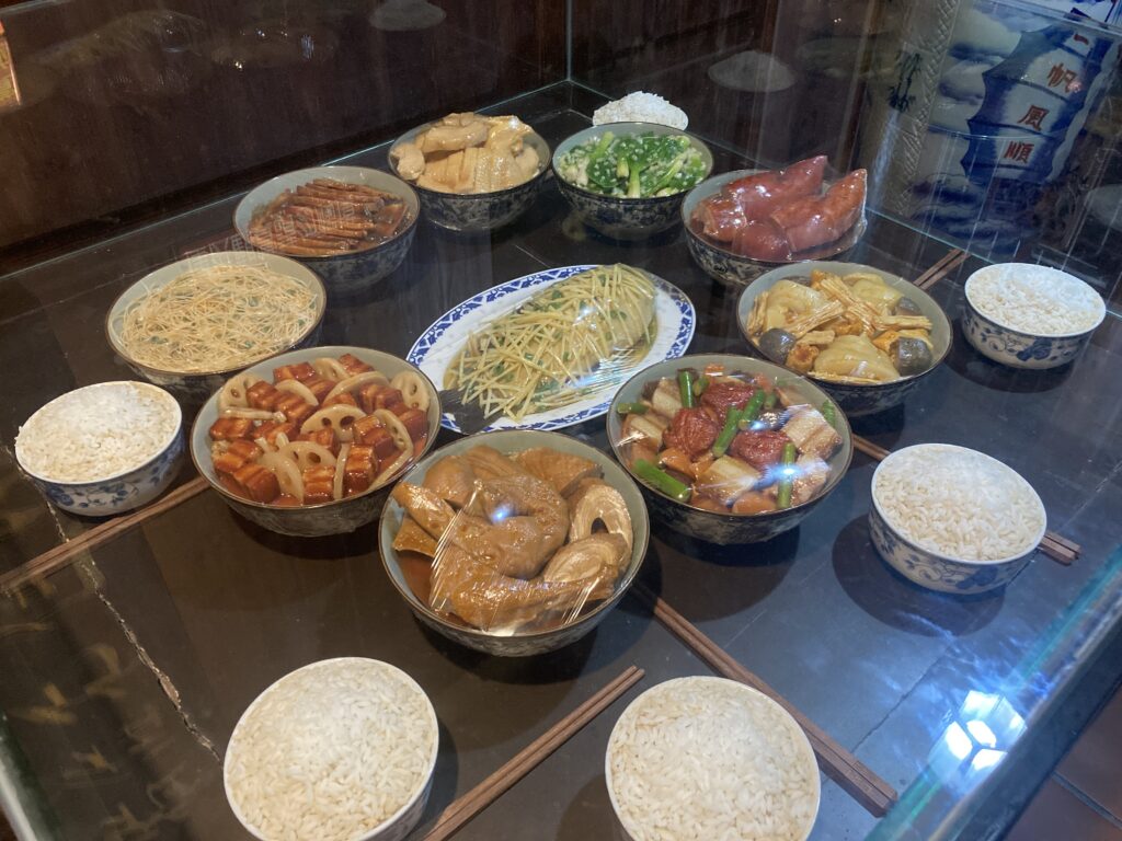 白人牙膏觀光工廠的將軍府的餐桌佳餚