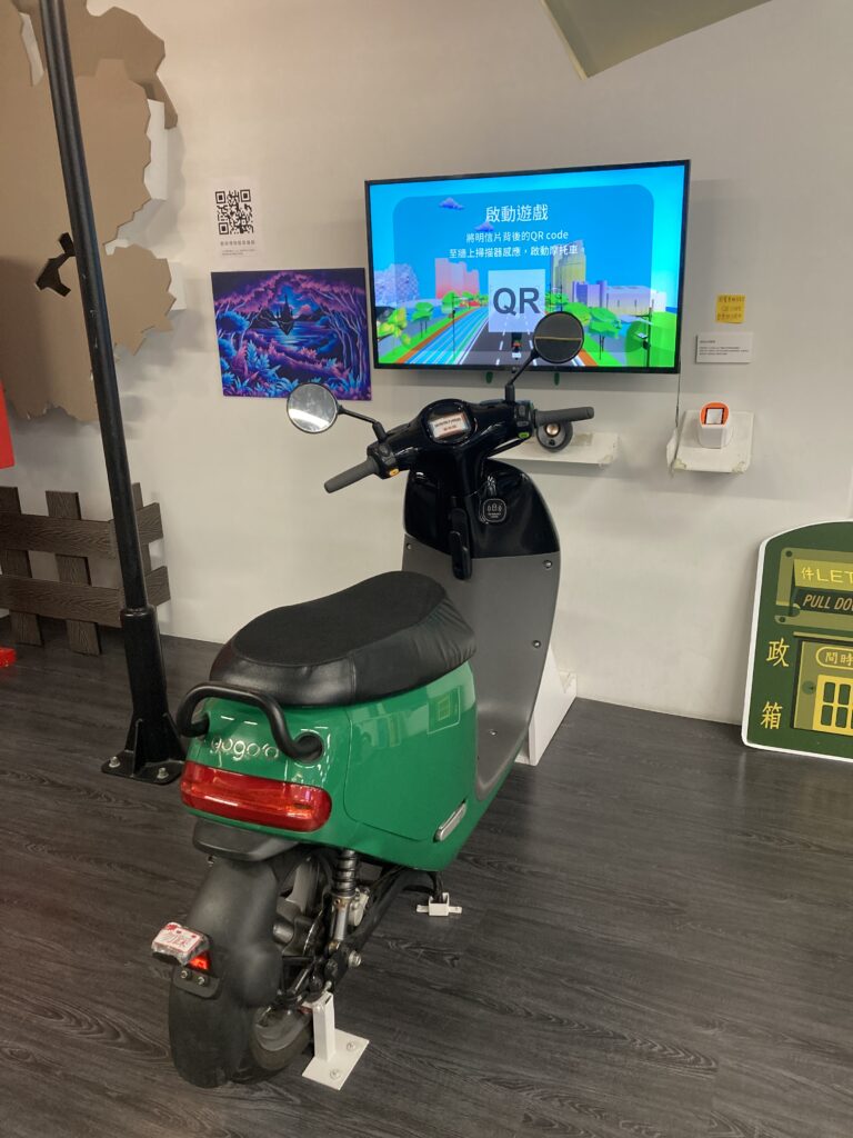 郵政博物館高雄館體驗區的綠色Gogoro郵務車