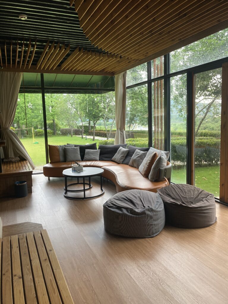 水與松森林莊園樹屋的一樓大客廳