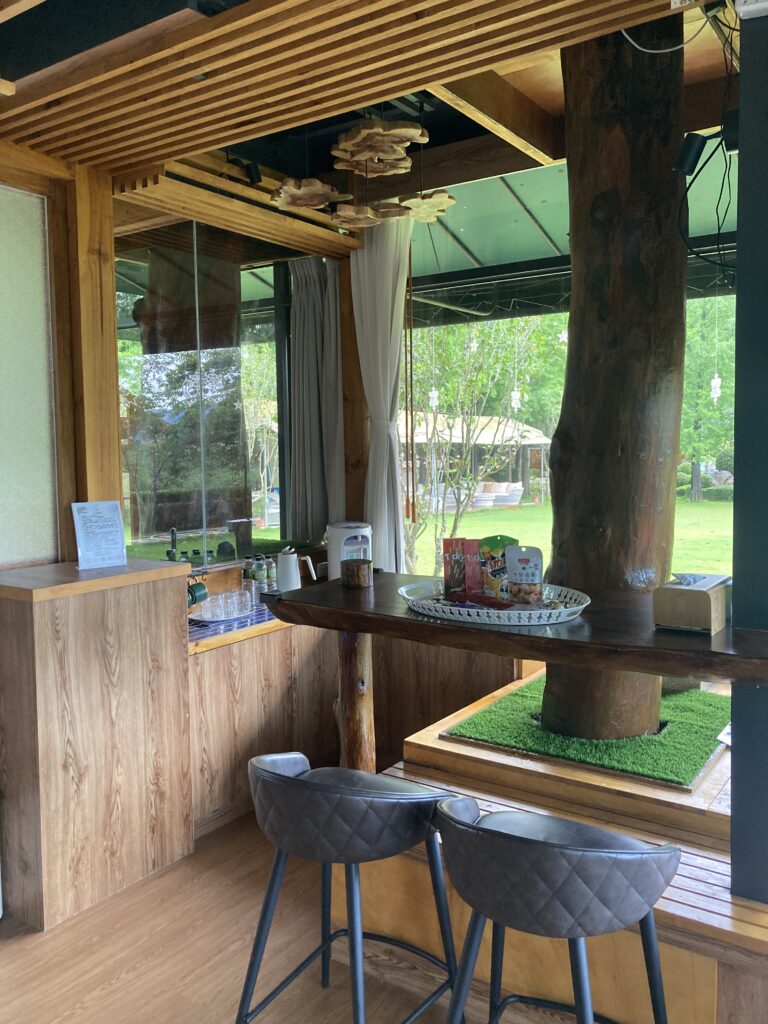 水與松森林莊園樹屋一樓貫穿樹幹的吧台