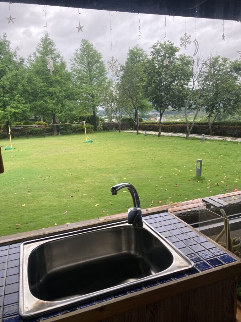 水與松森林莊園樹屋一樓的草皮視野