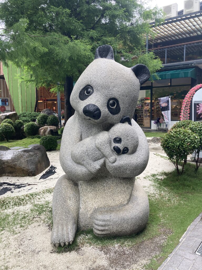 水與松森林莊園的熊貓石雕