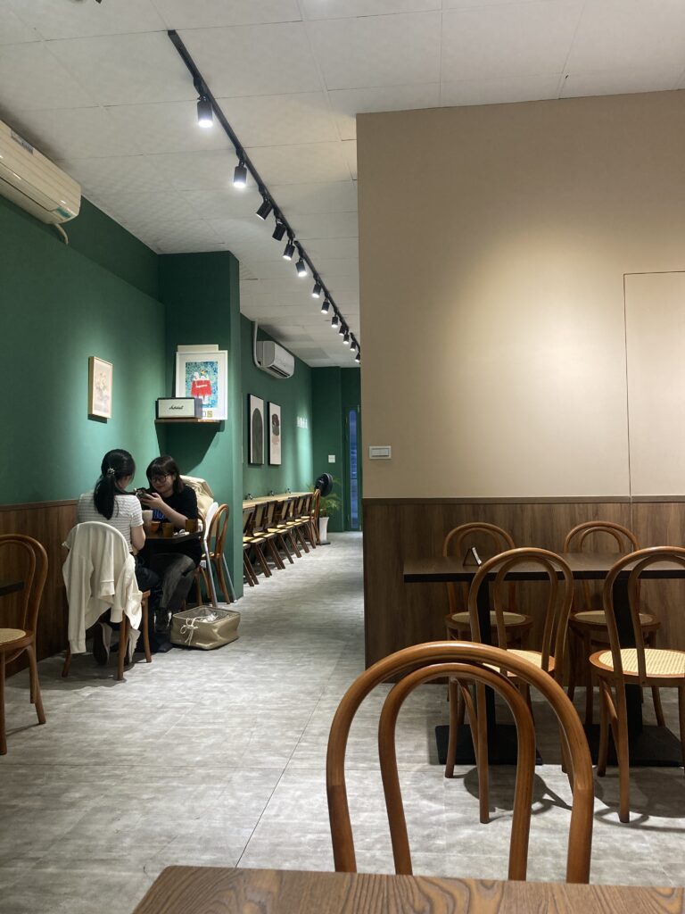 【嘉義西區美食】飽飽泰式:質感系平價泰式料理!打拋豬與冬陰功推薦,一個人吃也適合 飽飽泰式的內用環境