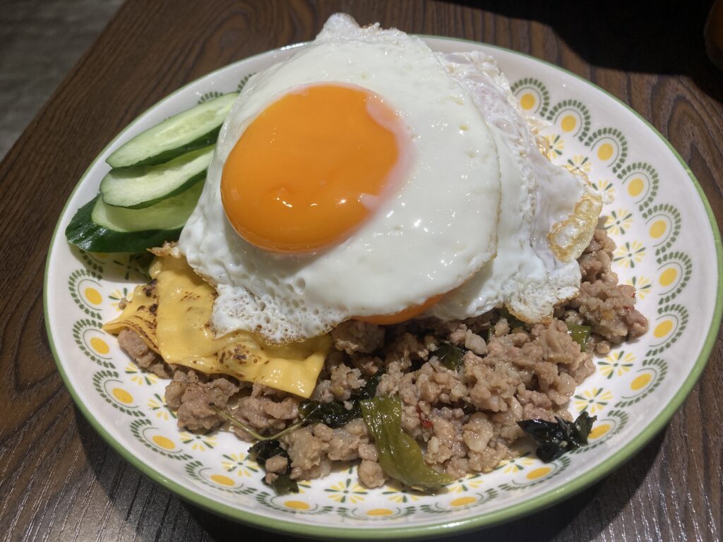 【嘉義西區美食】飽飽泰式:質感系平價泰式料理!打拋豬與冬陰功推薦,一個人吃也適合 飽飽泰式的雙蛋起司打拋豬肉飯