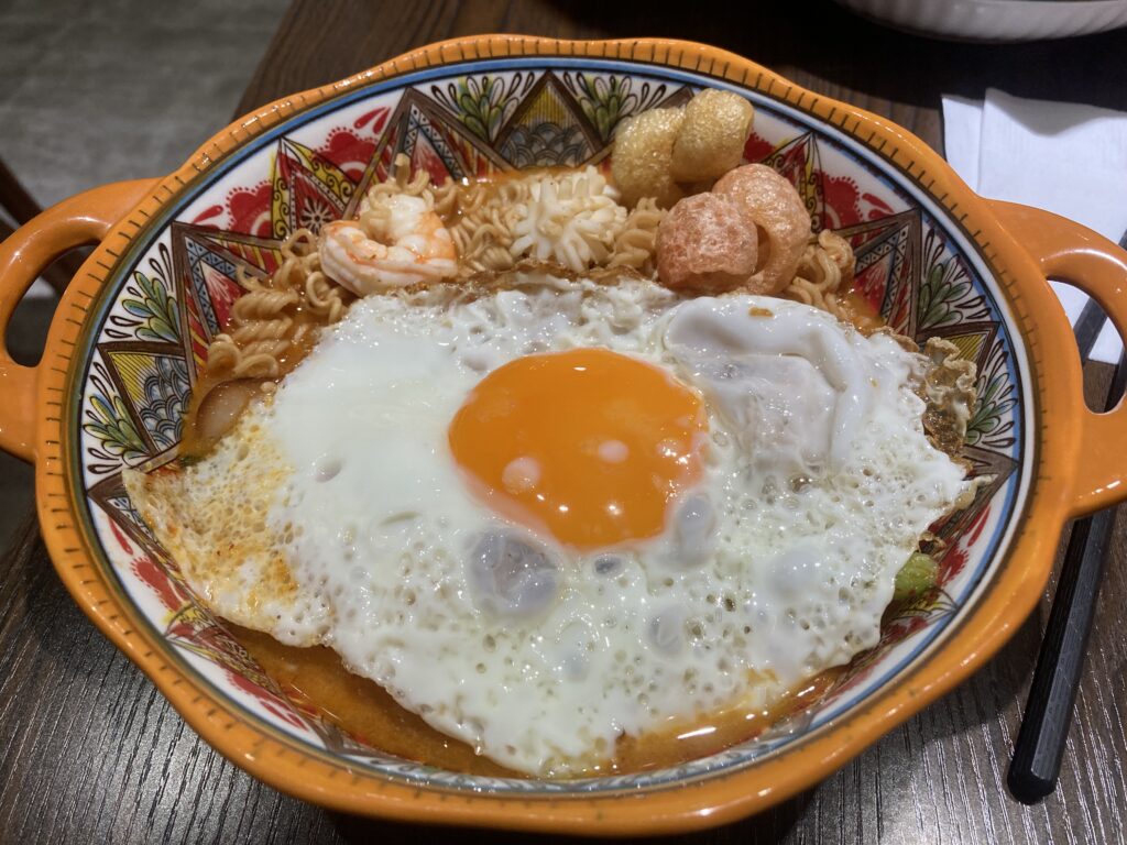 【嘉義西區美食】飽飽泰式:質感系平價泰式料理!打拋豬與冬陰功推薦,一個人吃也適合 飽飽泰式的海鮮冬陰功mama麵