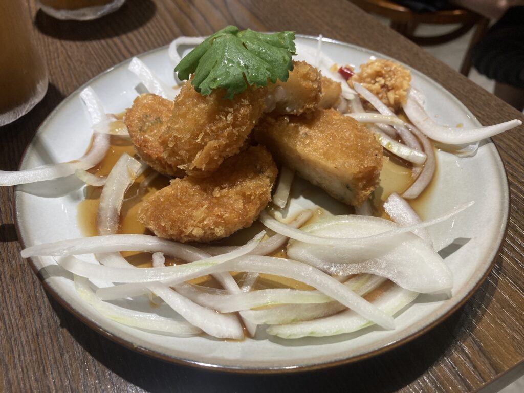 【嘉義西區美食】飽飽泰式:質感系平價泰式料理!打拋豬與冬陰功推薦,一個人吃也適合 飽飽泰式的泰式金錢蝦餅套餐