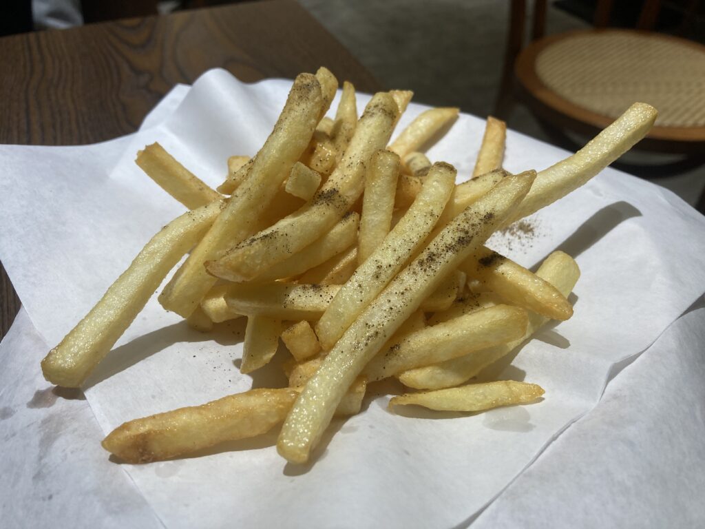 【嘉義西區美食】飽飽泰式:質感系平價泰式料理!打拋豬與冬陰功推薦,一個人吃也適合 飽飽泰式的薯條套餐