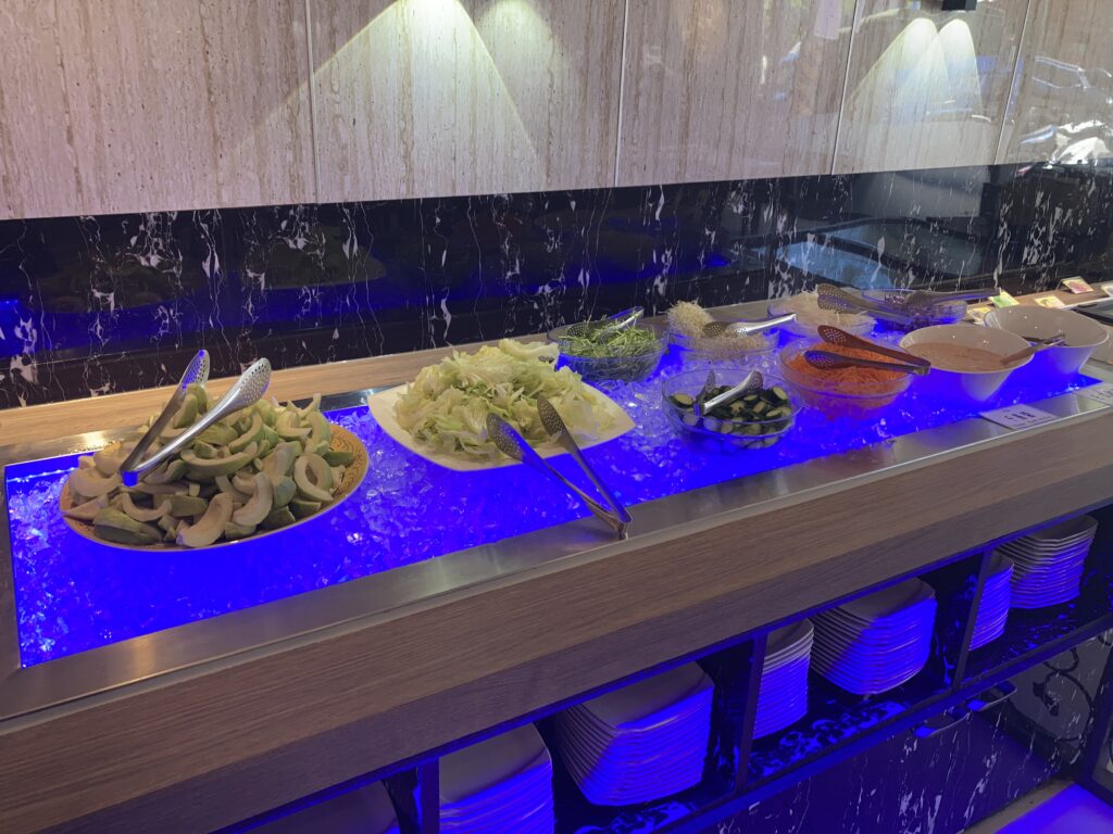 牛釜山牛排的沙拉與水果