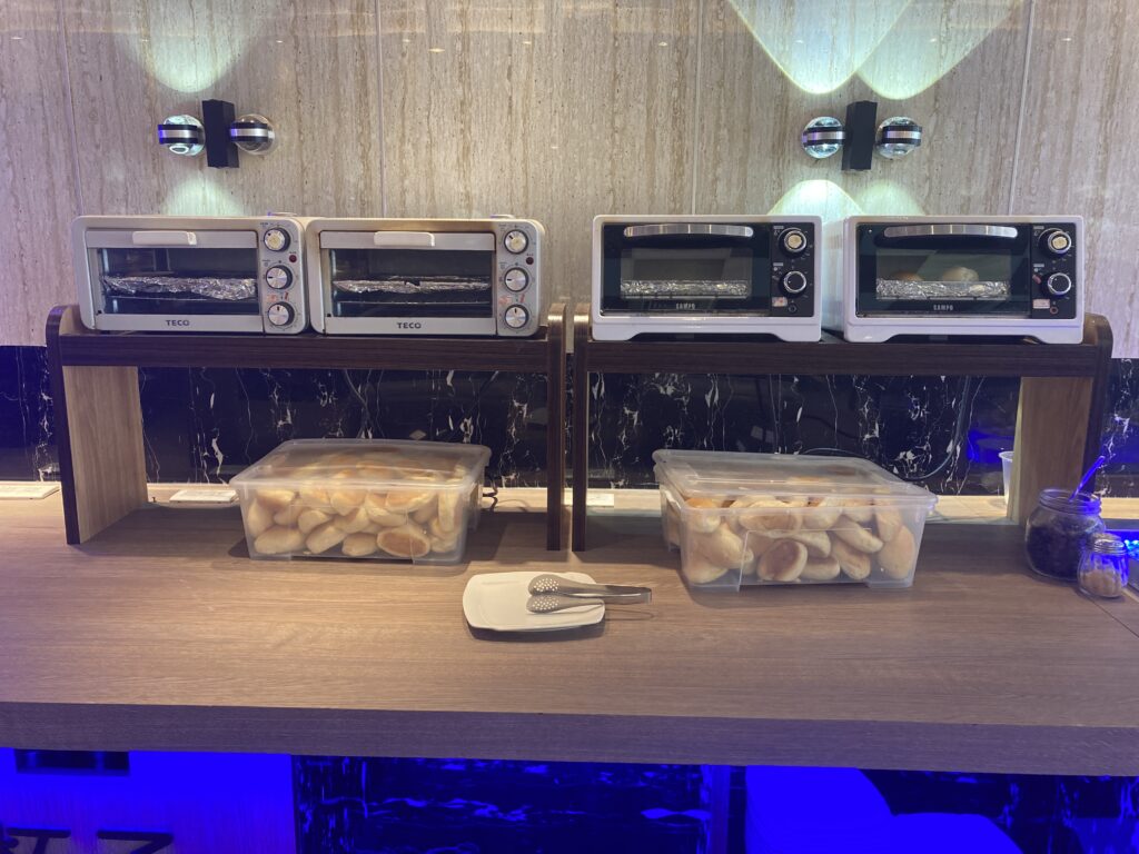 牛釜山牛排的烤麵包區