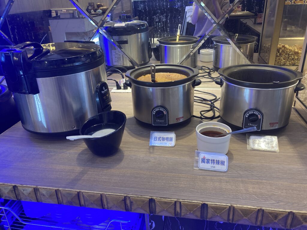 牛釜山牛排的咖哩與滷肉飯區