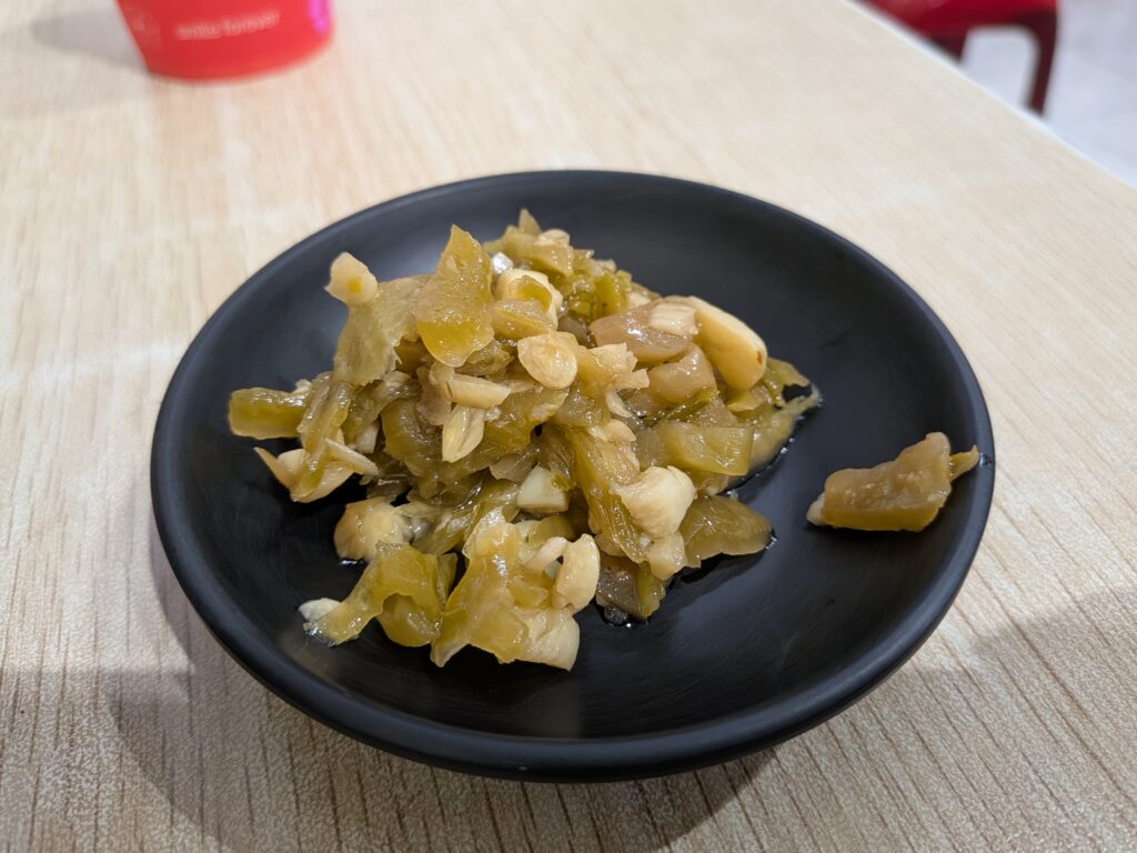 吳家牛肉麵的靈魂酸菜