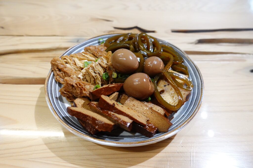【嘉義東區美食】味老饕麵館:週一晚上也排隊!古典中國風巷弄小吃,推薦涮嘴炸醬拉麵與吸汁軟嫩滷豆皮 味老饕麵館的綜合滷味