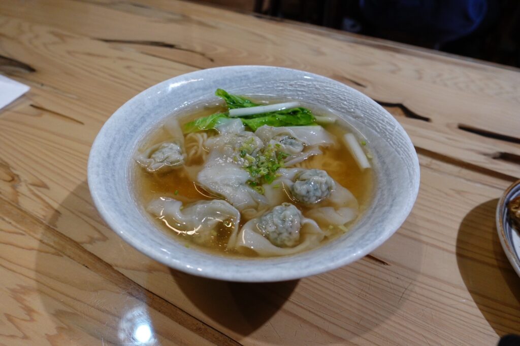 【嘉義東區美食】味老饕麵館:週一晚上也排隊!古典中國風巷弄小吃,推薦涮嘴炸醬拉麵與吸汁軟嫩滷豆皮 味老饕麵館的鮮肉餛飩麵
