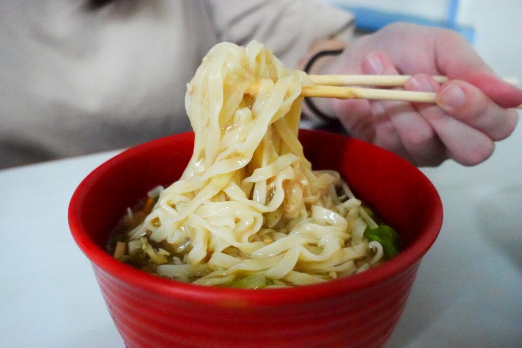 體育路牛肉麵的酸辣麵