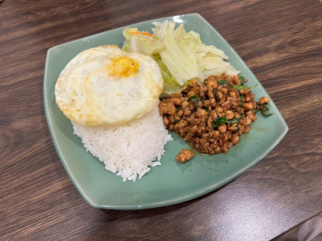 【臺南東區美食】泰典2527泰式料理:綠意森林風平價泰餐!ATM點餐機超吸睛,推酥脆椒麻雞 泰典2527泰式料理的打拋豬肉飯