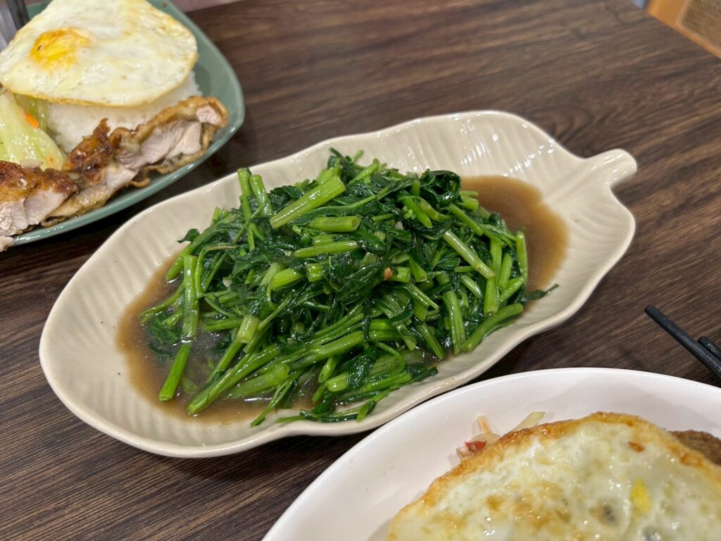 【臺南東區美食】泰典2527泰式料理:綠意森林風平價泰餐!ATM點餐機超吸睛,推酥脆椒麻雞 泰典2527泰式料理的泰式炒空心菜