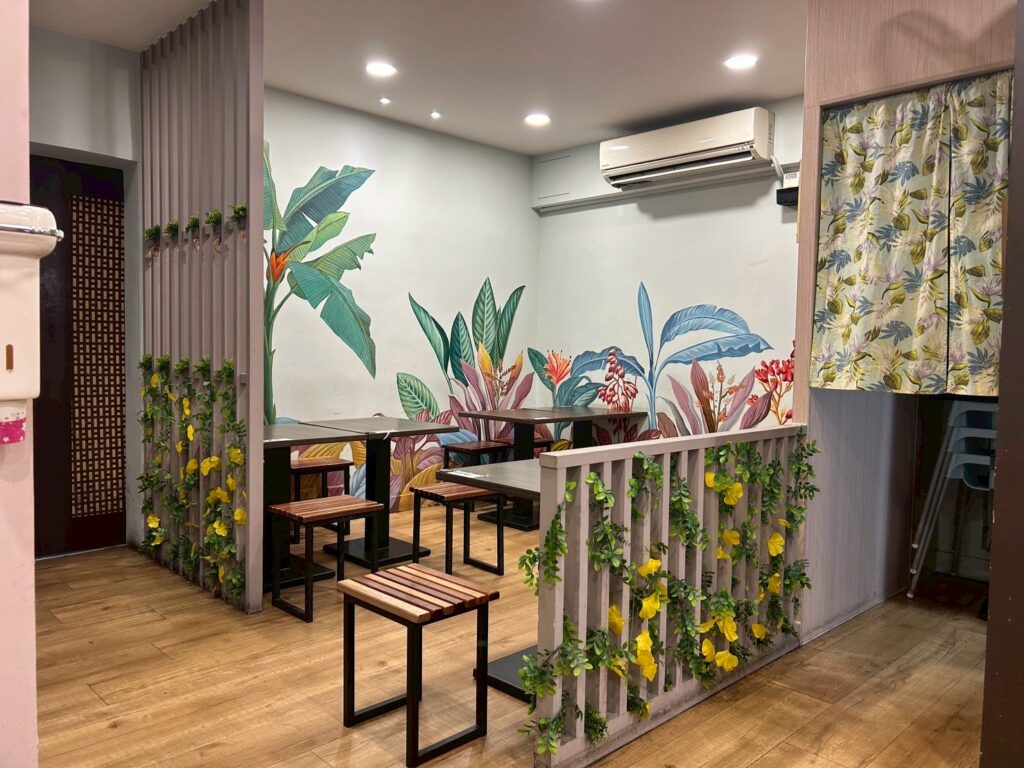 【臺南東區美食】泰典2527泰式料理:綠意森林風平價泰餐!ATM點餐機超吸睛,推酥脆椒麻雞 泰典2527泰式料理的內用用餐區