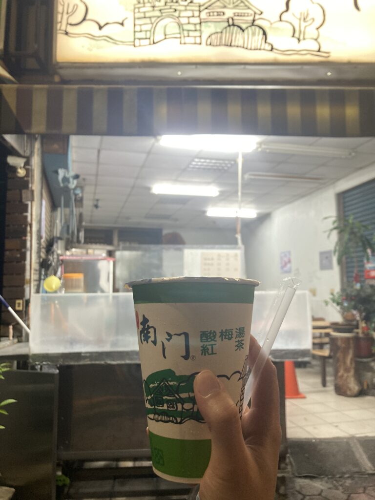 【嘉義東區美食】南門楊桃冰:嘉義在地人從小吃到大的古早味!鹹酸甜交織的消暑聖品 南門楊桃冰的中杯楊桃湯