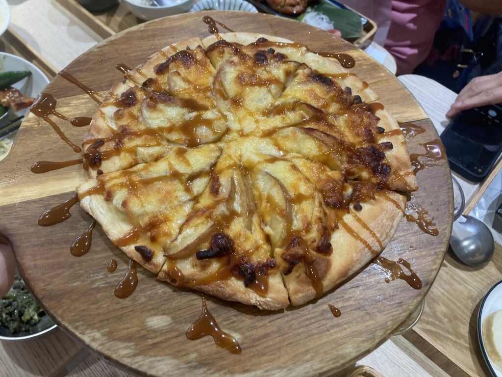 三月半咖啡的海鹽焦糖香蘋起司披薩