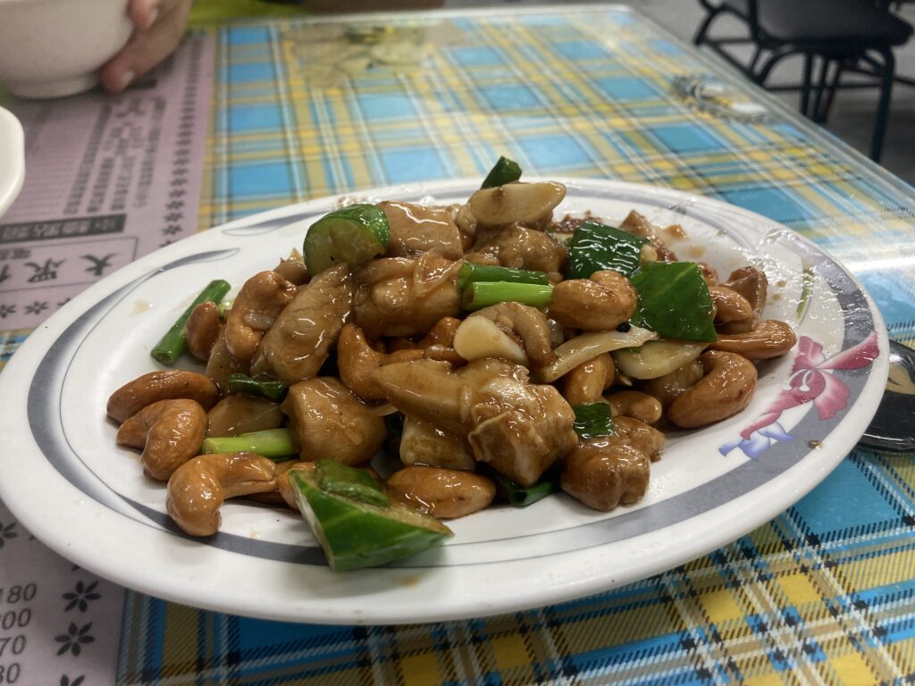 大眾化川菜麵食館的腰果雞丁