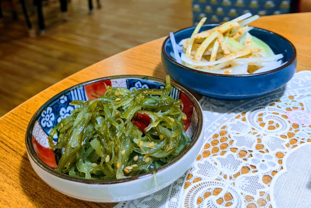 【臺中北區美食】渼金咖哩:極致日式尊榮服務!濃郁黑咖哩配蜂蜜芥末豬排,醬汁還能免費續加 渼金咖哩的套餐小菜