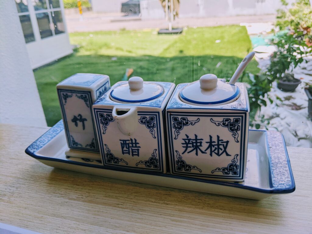 【臺南中西區美食】吸粉堂過橋米粉:隱身巷弄的白色清新小屋!Q彈米線吸滿濃郁湯頭,必加靈魂炸蛋 吸粉堂過橋米粉的青花瓷風格醬料罐