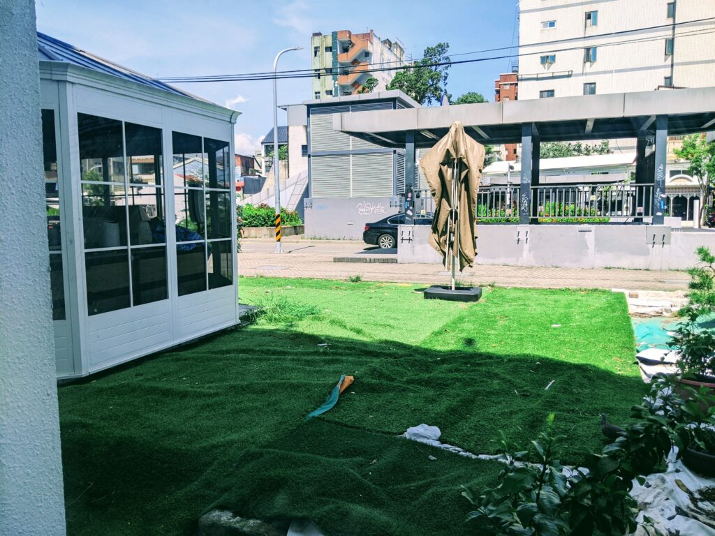 【臺南中西區美食】吸粉堂過橋米粉:隱身巷弄的白色清新小屋!Q彈米線吸滿濃郁湯頭,必加靈魂炸蛋 吸粉堂過橋米粉的窗外景致