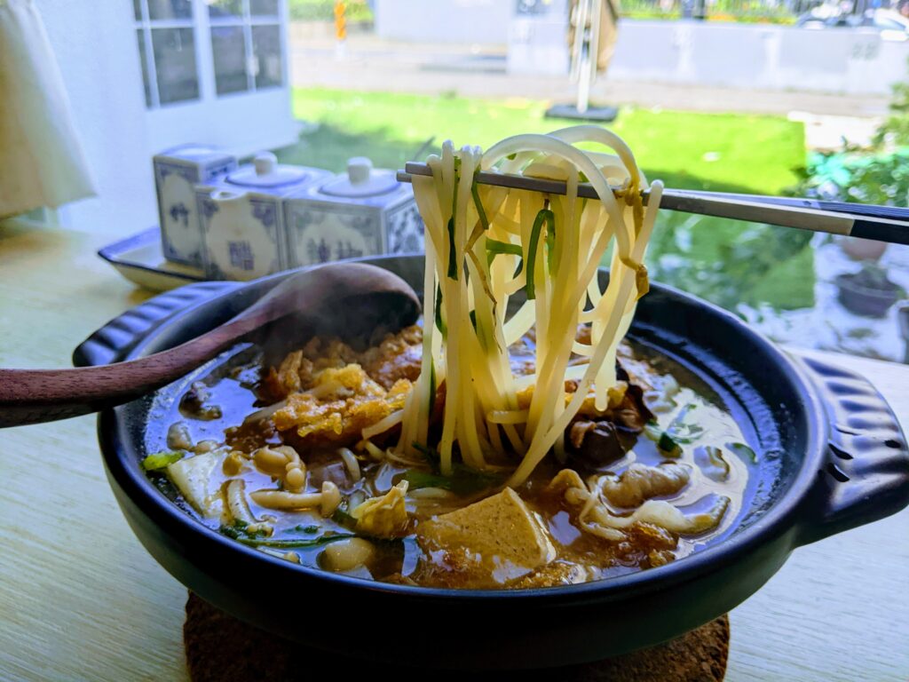 【臺南中西區美食】吸粉堂過橋米粉:隱身巷弄的白色清新小屋!Q彈米線吸滿濃郁湯頭,必加靈魂炸蛋 吸粉堂過橋米粉的菌菇過橋米粉