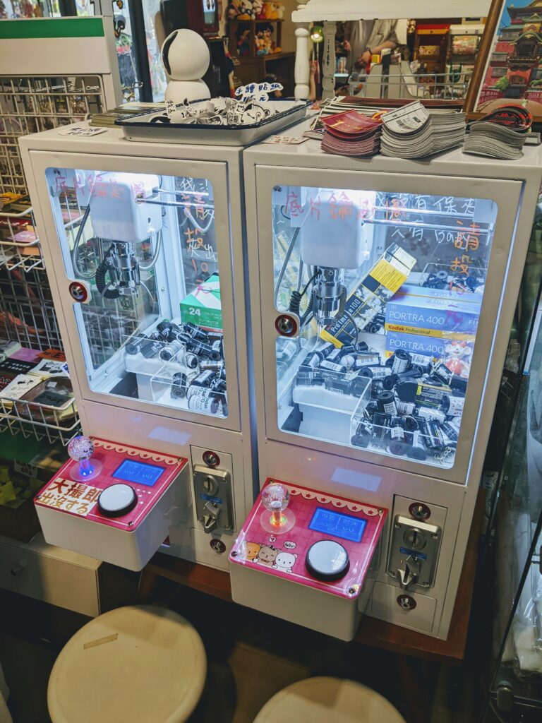 【臺南中西區景點】又又美 FotoShop:底片相機迷的夢幻基地!復古快照亭與老派選物店 又又美的底片鑰匙圈娃娃機